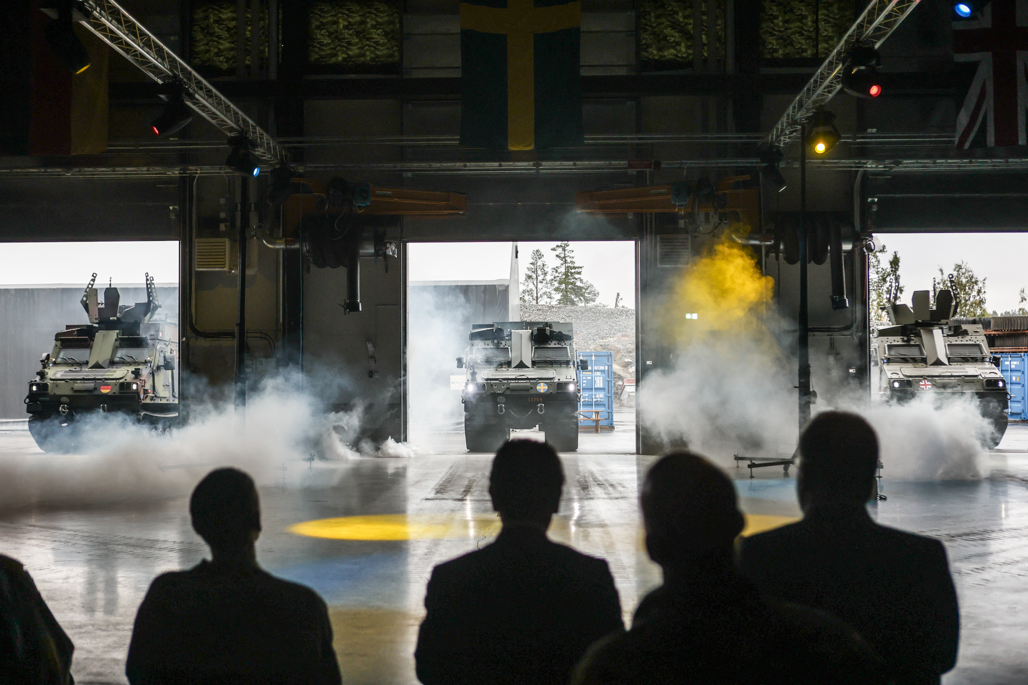 Fiberoptik till de första leveranserna av Hägglunds BvS10 bandvagnar